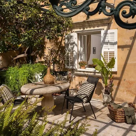 Ivo's Garden Apartment, Near The Old Town Apartmán *
