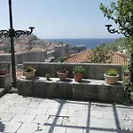 Ivo's Garden Apartment, Near The Old Town *