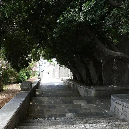 شقة Ivo's Garden Apartment, Near The Old Town *