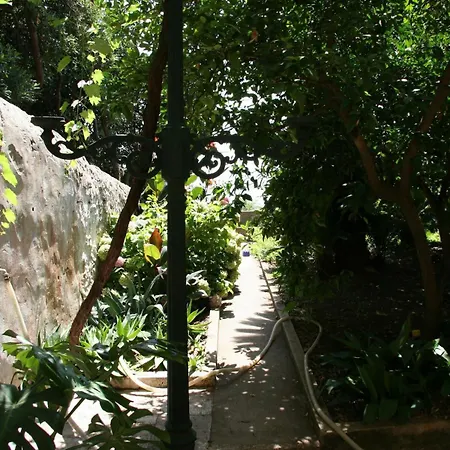 Ivo's Garden Apartment, Near The Old Town *