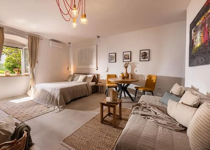 Ivo's Garden Apartment, Near The Old Town Apartmán