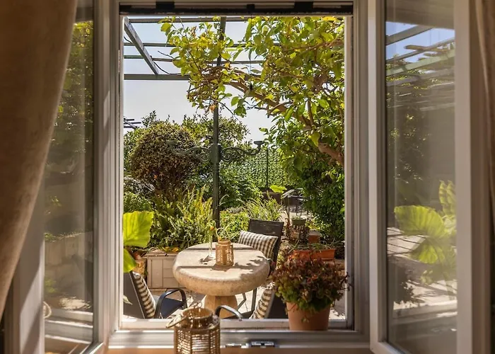 Apartmán Ivo's Garden Apartment, Near The Old Town