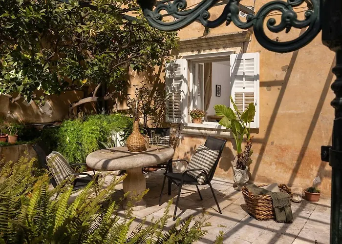 Ivo's Garden Apartment, Near The Old Town Apartmán *