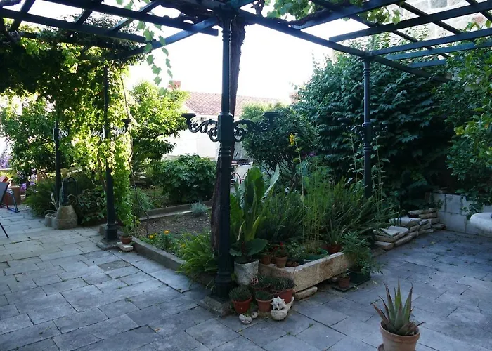 Ivo's Garden Apartment, Near The Old Town Lejlighed