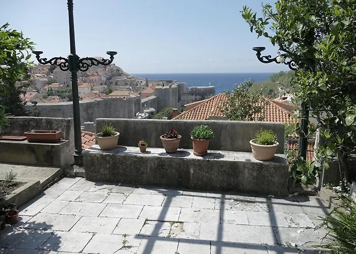 Ivo's Garden Apartment, Near The Old Town *