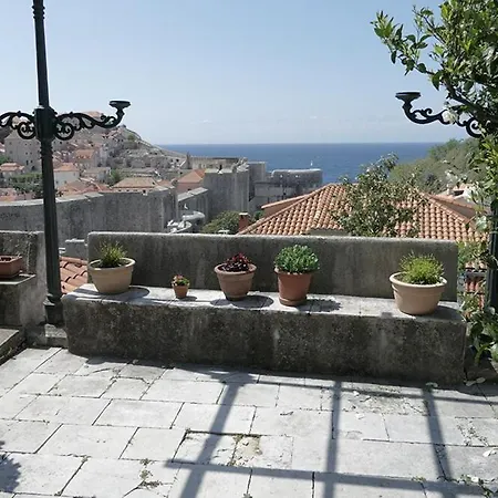 Ivo's Garden Apartment, Near The Old Town *